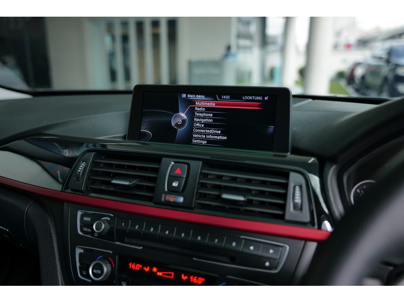 BMW 320i 