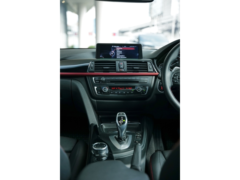 BMW 320i 