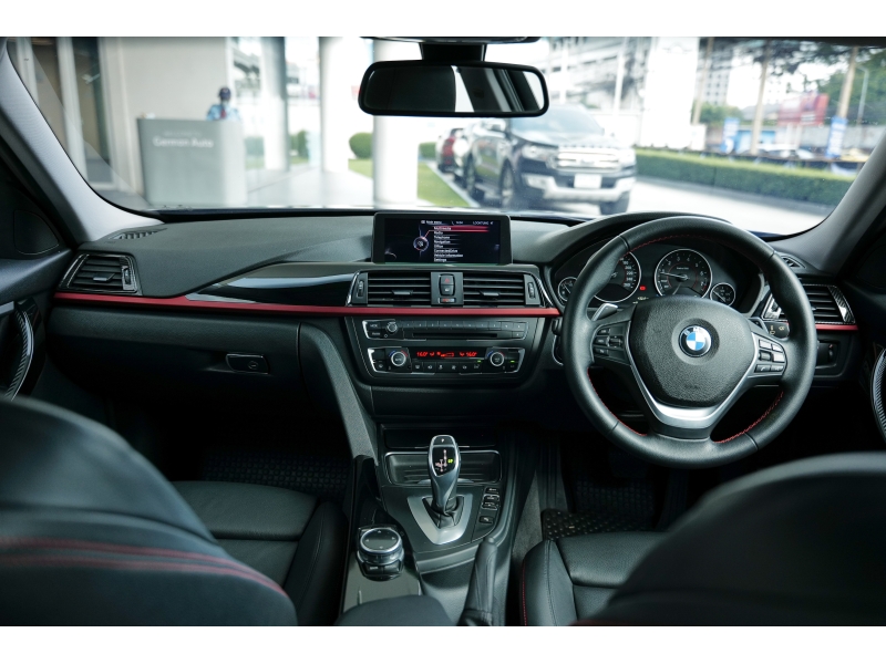 BMW 320i 