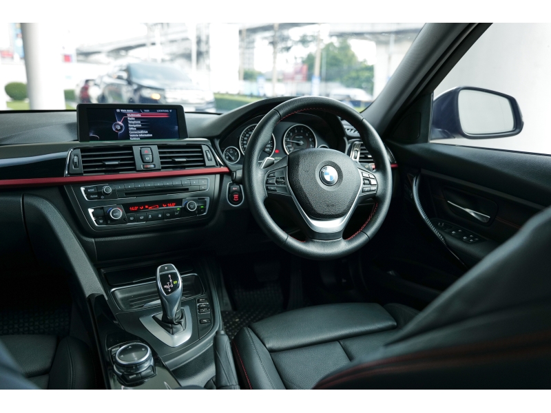 BMW 320i 