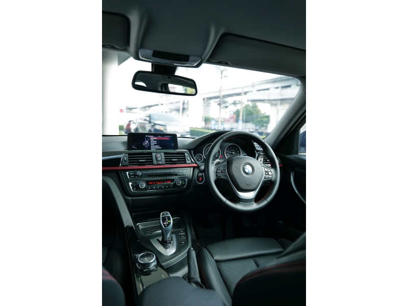 BMW 320i 