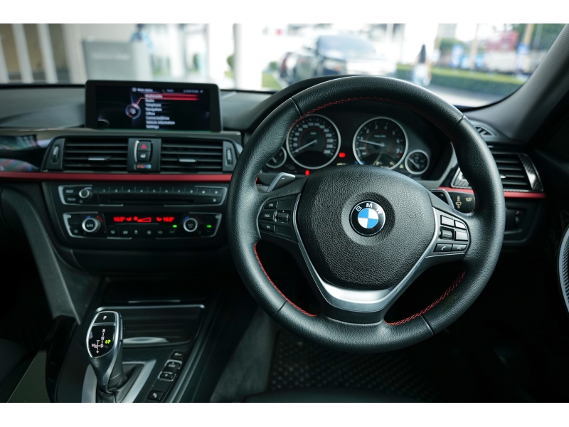 BMW 320i 